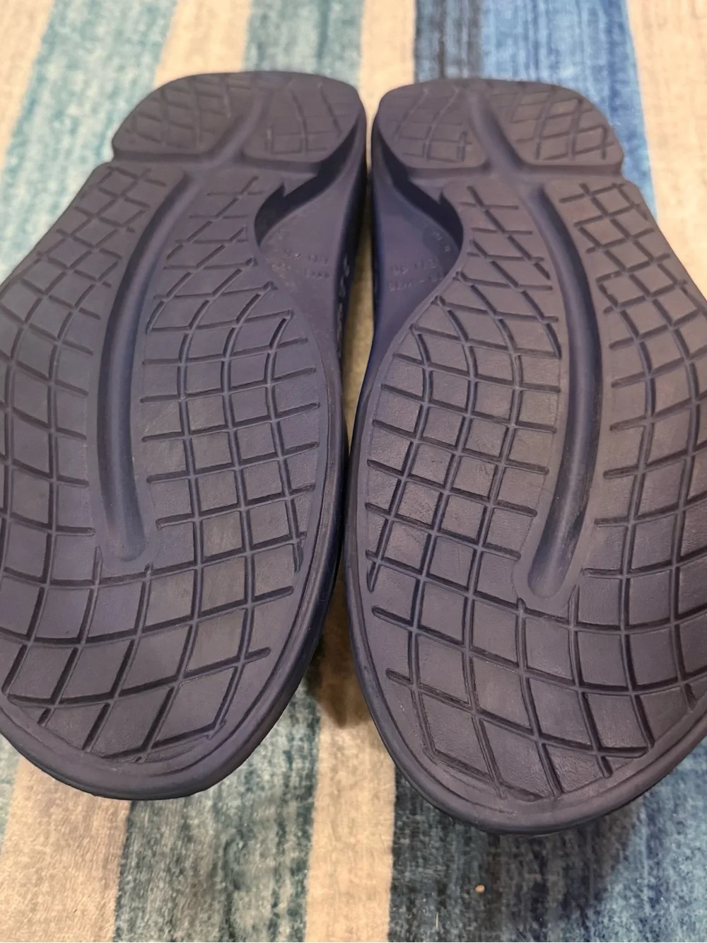 OOFOS Men's Dark Navy Blue Recovery Flip-Flops